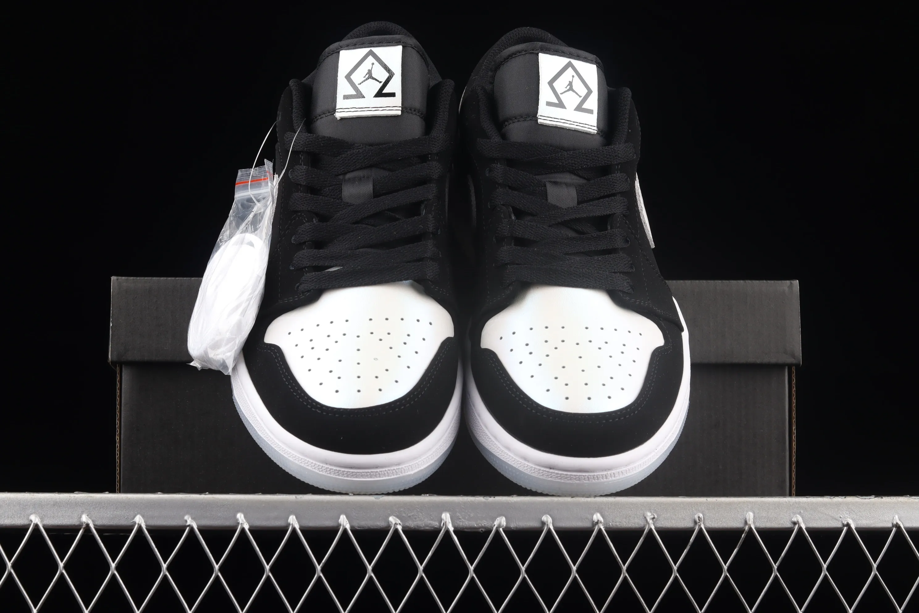 All categories Air Jordan Jordan series basketball shoes Air Jordan 1 Low Air Jordan 1 AJ1 Joe 1 black and white laser low-top retro cultural basketball shoes DH6931-001